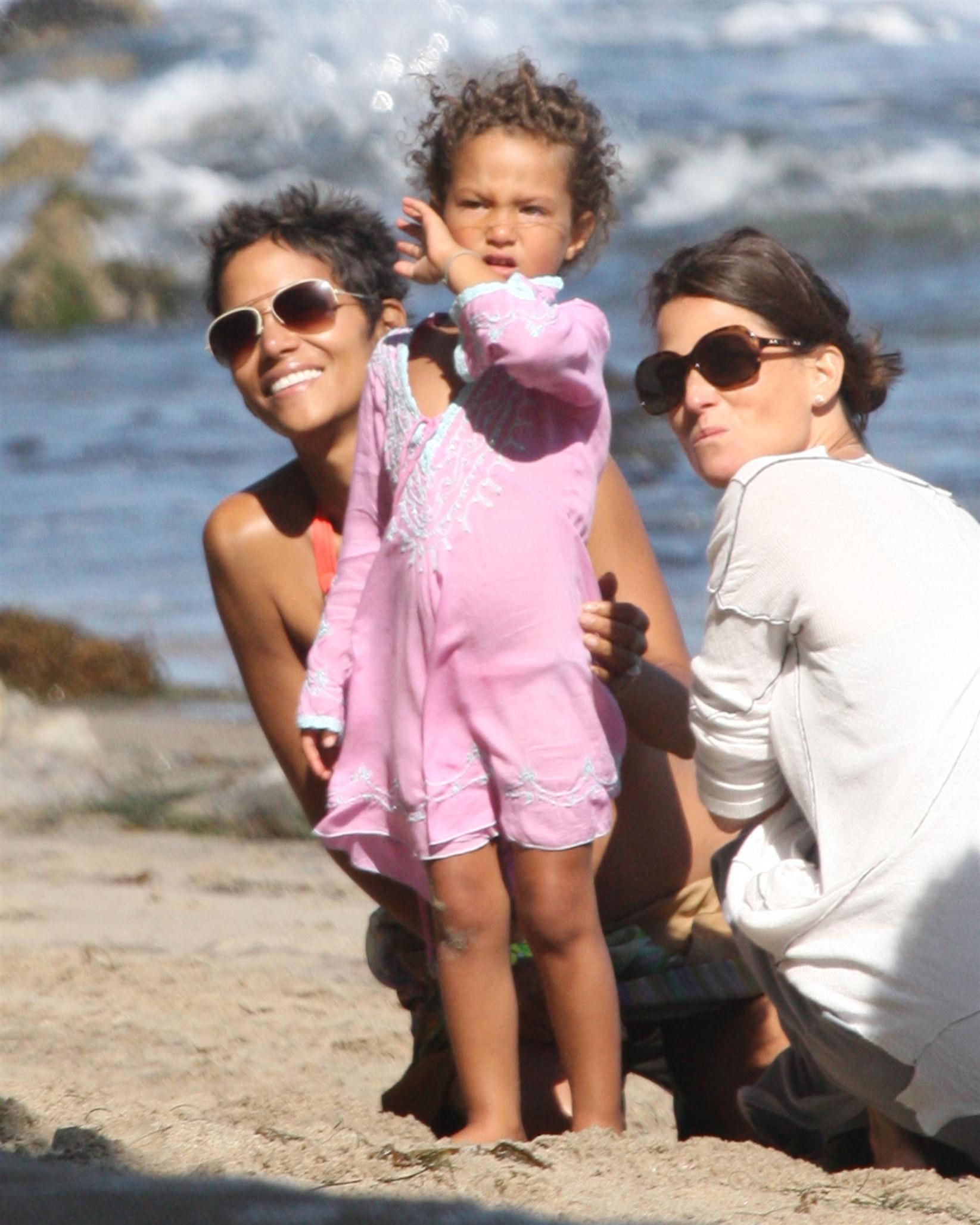 Halle Berry spends her 45th birthday on Malibu Beach photos | Picture 59756